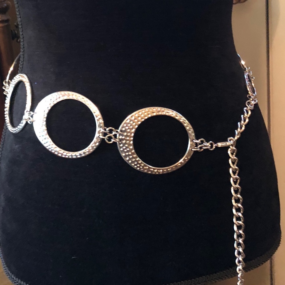 DRESS IT UP STATEMENT PIECE!  LaDiEs Silver Belt!